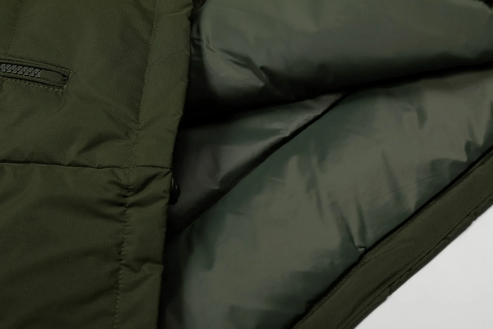 P720 Top quality" Style number: 9003# [Ralph Lauren winter basic classic embroidered men's and women's couple's same style hooded down jacket] ✅Ralph Lauren American retro chest zipper high version top-fill winter down jacket ✅100% high-quality white duck down, high version top-fill capacity ✅Double-layer inner velvet to strictly prevent velvet running ✅Built-in adjustable drawstring, windproof and coldproof, considerate and in place ✅Original version The maximum size can be worn up to 200 pounds. Loose and comfortable, no pressure. ✅Same style for male and female couples. Recommended OOTD outfits in winter~ Size: S-XL Color: Black, milky white, khaki, navy blue, military green